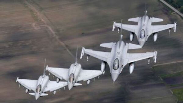 Истребители Норвегии (F-16) и Италии (Eurofighter Typhoon) на боевом дежурстве в небе Прибалтики  - 俄羅斯衛星通訊社
