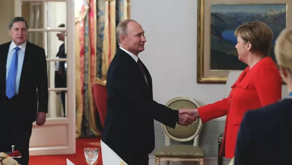 Президент РФ Владимир Путин и канцлер ФРГ Ангела Меркель во время встречи на полях саммита Группы двадцати G20 в Буэнос-Айресе - 俄羅斯衛星通訊社