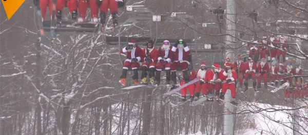 200多個聖誕老人滑雪做慈善 200多個聖誕老人滑雪做慈善 - 俄羅斯衛星通訊社