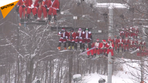 200多个圣诞老人滑雪做慈善 - 俄罗斯卫星通讯社