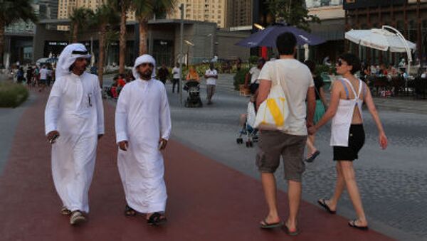 Туристы и местные жители на улице Дубая, ОАЭ - 俄罗斯卫星通讯社