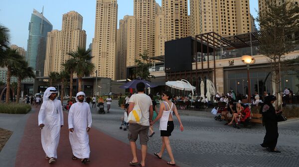 Туристы и местные жители на улице Дубая, ОАЭ - 俄羅斯衛星通訊社