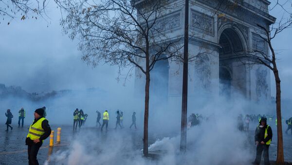 Участники протестной акции движения автомобилистов желтые жилеты, выступавшего с требованием снижения налогов на топливо, в районе Триумфальной арки в Париже - 俄羅斯衛星通訊社