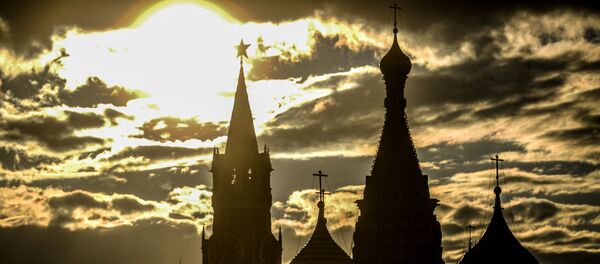 Вид на Спасскую башню Московского кремля и храм Василия Блаженного в Москве - 俄罗斯卫星通讯社