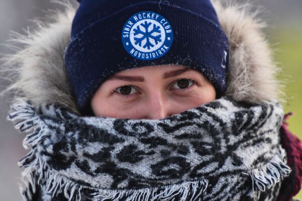 新西伯利亞市嚴寒中的女孩 - 俄羅斯衛星通訊社