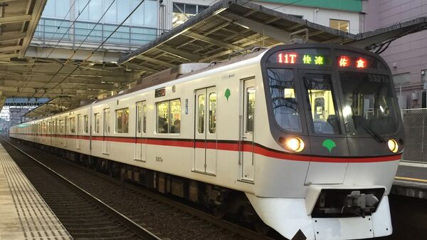 Поезда серии Toei 5300 series направляется к станции Ниси-Магомэ на линии Асакуса в Японии - 俄罗斯卫星通讯社