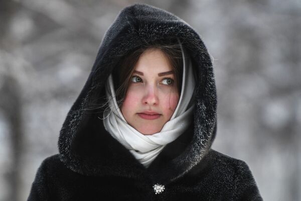 新西伯利亚市严寒中的女孩 - 俄罗斯卫星通讯社