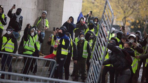 “黄马甲”抗议继续 又有140多人在法国被警方拘留 - 俄罗斯卫星通讯社