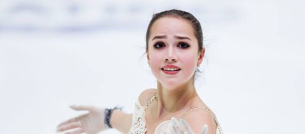  Алина Загитова (Россия) выступает в короткой программе женского одиночного катания в финале Гран-при по фигурному катанию в Ванкувере. - 俄羅斯衛星通訊社