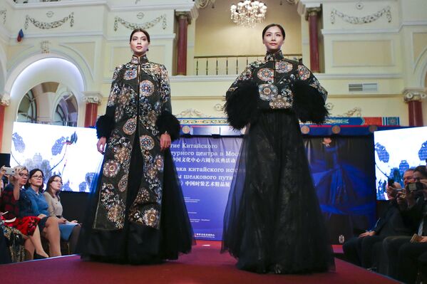 莫斯科中國文化中心舉辦時裝展慶祝成立六週年 - 俄羅斯衛星通訊社