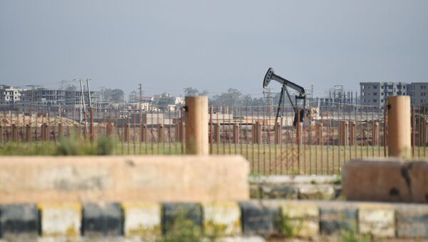 Нефтяная вышка на окраине Дейр-эз-Зора, Сирия - 俄罗斯卫星通讯社