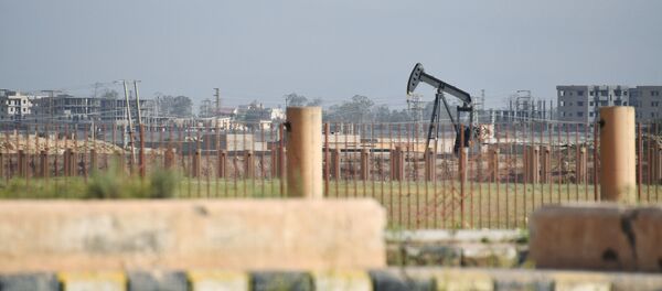 Нефтяная вышка на окраине Дейр-эз-Зора, Сирия - 俄罗斯卫星通讯社
