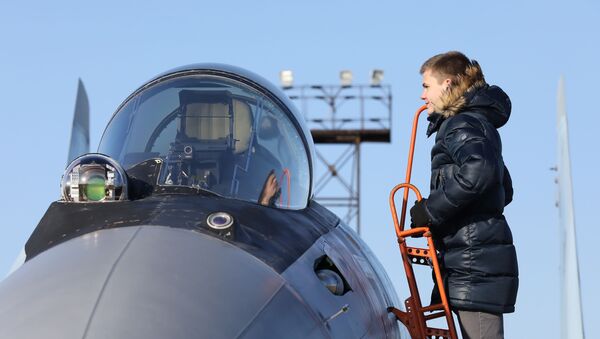 年轻男子检查“俄罗斯猎鹰”飞行表演队苏-35S战斗机驾驶舱 - 俄罗斯卫星通讯社