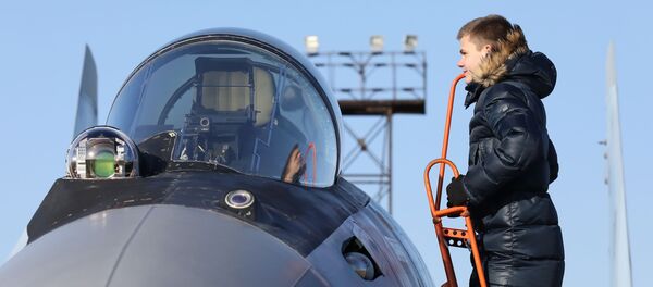 年轻男子检查“俄罗斯猎鹰”飞行表演队苏-35S战斗机驾驶舱 - 俄罗斯卫星通讯社