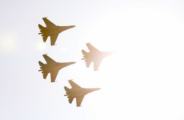 “俄罗斯猎鹰”飞行表演队苏-35S战斗机在空中表演 - 俄罗斯卫星通讯社