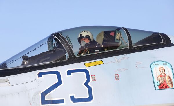 “俄罗斯猎鹰” 飞行表演队飞行员在苏-35S战斗机驾驶舱内 - 俄罗斯卫星通讯社