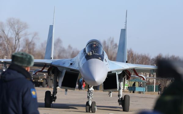 “俄羅斯獵鷹”飛行表演隊的蘇-35S戰鬥機 - 俄羅斯衛星通訊社