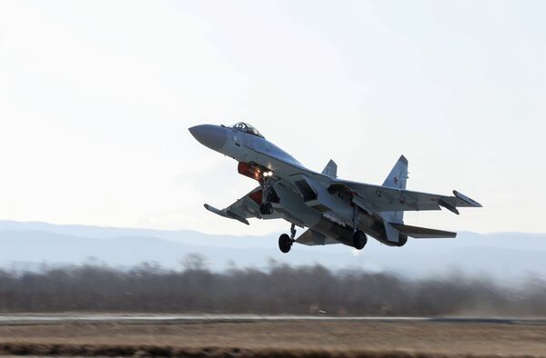 “俄罗斯猎鹰” 飞行表演队的苏-35S战斗机起飞 - 俄罗斯卫星通讯社