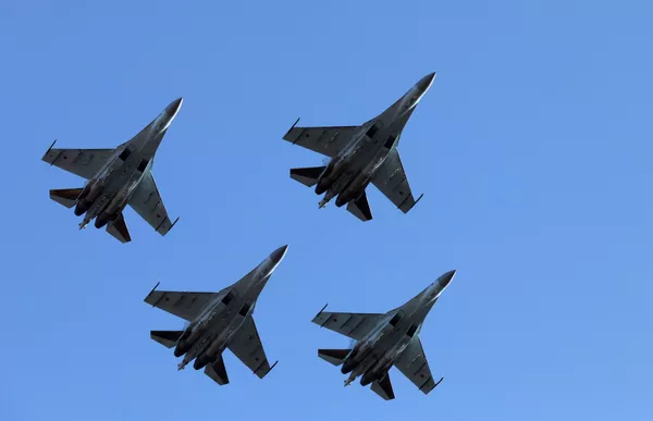 空中的“俄羅斯獵鷹”飛行表演隊的蘇-35S戰鬥機群 - 俄羅斯衛星通訊社