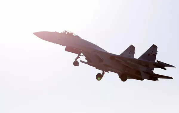 空中的“俄羅斯獵鷹”飛行表演隊的蘇-35S戰鬥機 - 俄羅斯衛星通訊社