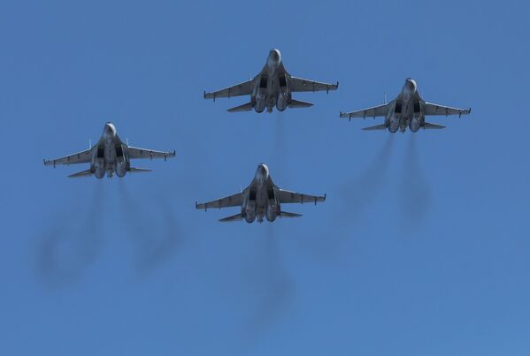 機場上方空中的“俄羅斯獵鷹”飛行表演隊的蘇-35S戰鬥機群 - 俄羅斯衛星通訊社
