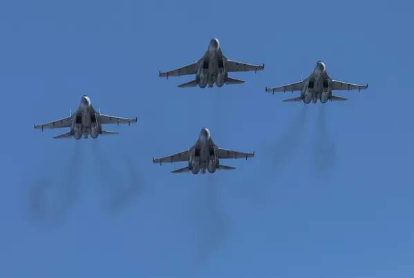 機場上方空中的“俄羅斯獵鷹”飛行表演隊的蘇-35S戰鬥機群 - 俄羅斯衛星通訊社