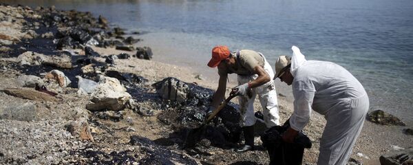 Разлив мазута на пляже острова Саламина в Греции - 俄罗斯卫星通讯社