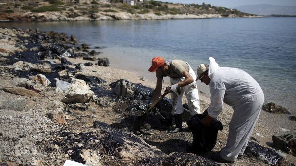 Разлив мазута на пляже острова Саламина в Греции - 俄羅斯衛星通訊社