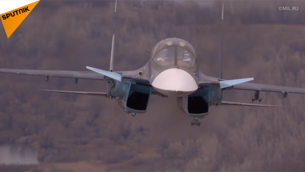 俄空天军苏-25和苏-34战机飞行员空中训练珍贵视频 - 俄罗斯卫星通讯社