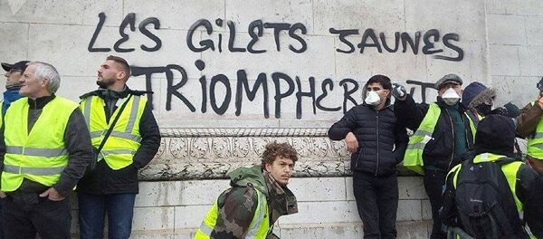 巴黎抗議者打砸商店攻擊警察 - 俄羅斯衛星通訊社