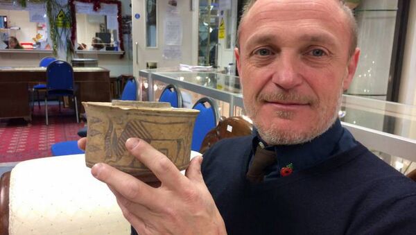 一位英国人买了一个有4000年历史的碗 - 俄罗斯卫星通讯社