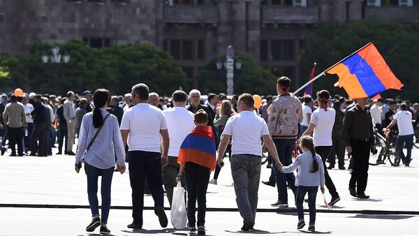 Участники митинга сторонников лидера оппозиции в Армении Никола Пашиняна - 俄罗斯卫星通讯社