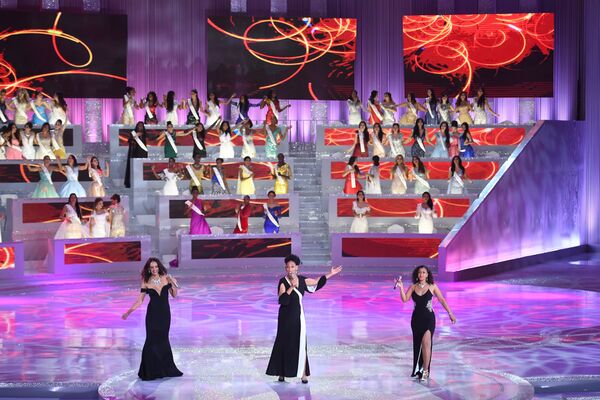 参赛选手在设于中国的“世界小姐-2018”决赛舞台上 - 俄罗斯卫星通讯社