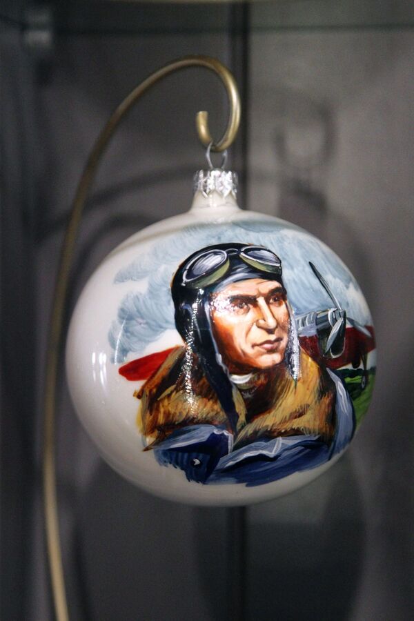 绘有瓦列里·契卡洛夫肖像的球 - 俄罗斯卫星通讯社