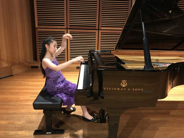 石亦飞在练习演奏钢琴 石亦飞在练习演奏钢琴 - 俄罗斯卫星通讯社