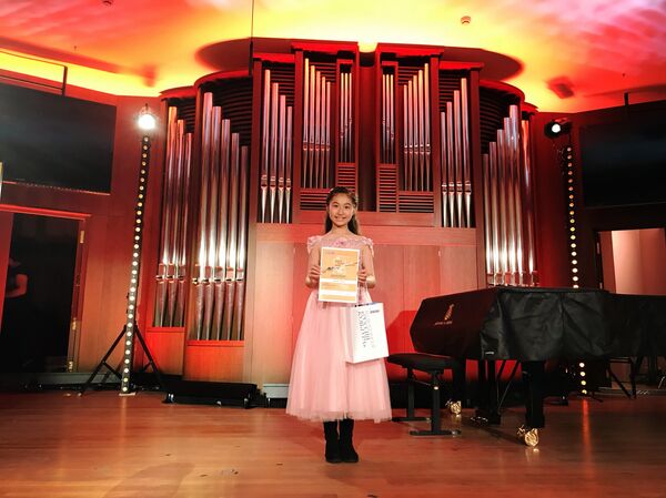 石亦飛比賽結束後獲證書 - 俄羅斯衛星通訊社