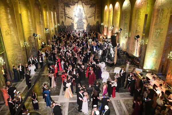 宾客们在斯德哥尔摩诺贝尔奖颁奖仪式宴会后的舞会中 - 俄罗斯卫星通讯社