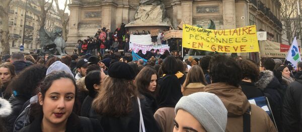 Протест студентов в Париже. - 俄罗斯卫星通讯社
