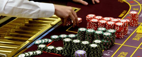 Крупье на открытии первого казино Tigre de Cristal в игорной зоне Приморье в бухте Муравьиная в 50 км от Владивостока. - 俄罗斯卫星通讯社