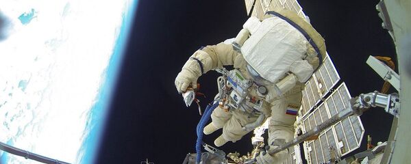 俄宇航员进入开放太空检查联盟飞船上的“窟窿” 俄宇航员进入开放太空检查联盟飞船上的“窟窿” - 俄罗斯卫星通讯社