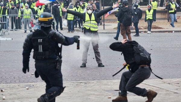 法国巴黎警方对示威学生动用催泪瓦斯 - 俄罗斯卫星通讯社