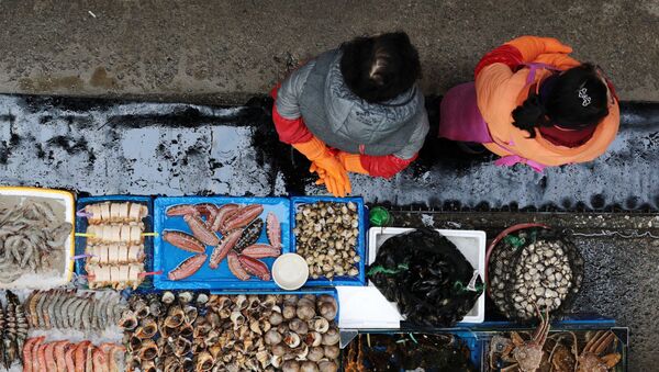 Прилавок с рыбой на рыбном рынке Норянджин в Сеуле - 俄羅斯衛星通訊社