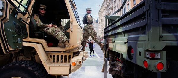 Национальная гвардия во время Марша за наши жизни в Вашингтоне с требованием ужесточить контроль за оборотом огнестрельного оружия - 俄罗斯卫星通讯社