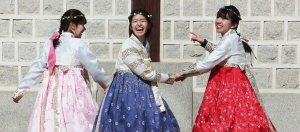 Девушки в национальной корейской одежде ханбок у королевского дворца Кенбоккун в Сеуле Девушки в национальной корейской одежде ханбок у королевского дворца Кенбоккун в Сеуле - 俄罗斯卫星通讯社