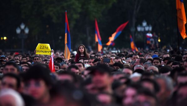 Сторонники оппозиции во время митинга на площади Республики в Ереване - 俄羅斯衛星通訊社