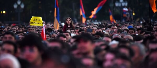 Сторонники оппозиции во время митинга на площади Республики в Ереване - 俄罗斯卫星通讯社