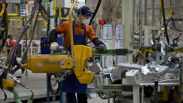 Рабочий на заводе Volvo в Китае - 俄罗斯卫星通讯社