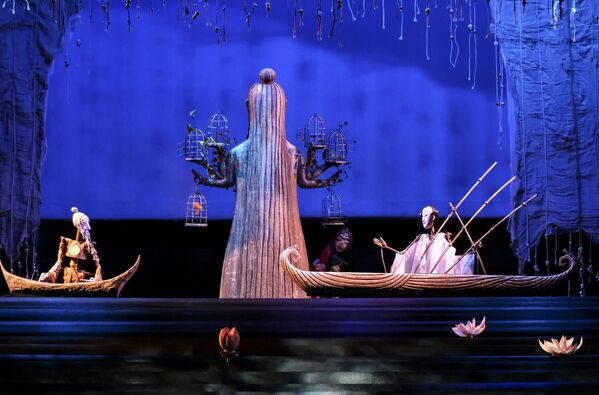 在上层木偶剧院（手套，手杖和其他构件）中，一个或多个木偶戏演员位于屏幕后面（好像在管弦乐队的坑中）。    照片：表演“图兰朵”的演员们。 - 俄罗斯卫星通讯社