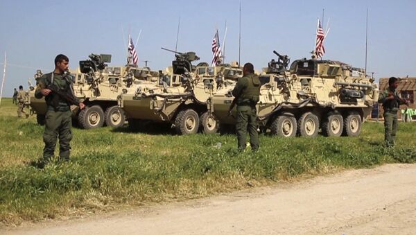Военные Курдских сил самообороны рядом с американскими БТР на севере Сирии - 俄罗斯卫星通讯社