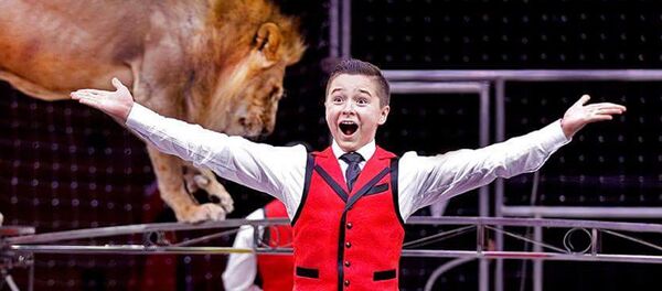 世界上最年轻的训狮人之一铁木儿·冈察洛夫讲述自己两岁时首次进入狮笼的情景 世界上最年轻的训狮人之一铁木儿·冈察洛夫讲述自己两岁时首次进入狮笼的情景 - 俄罗斯卫星通讯社